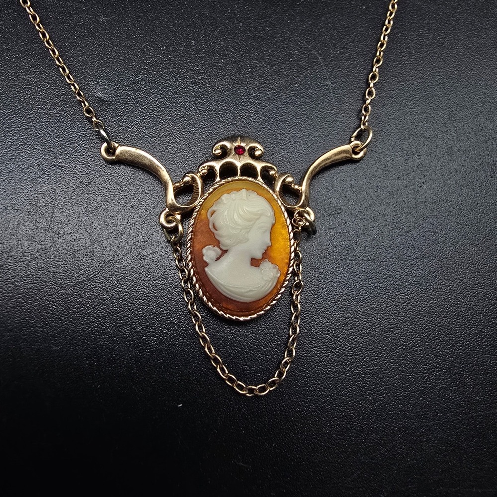 Cameo Pendant Necklace Gold Tone Vintage Costume Jewelry